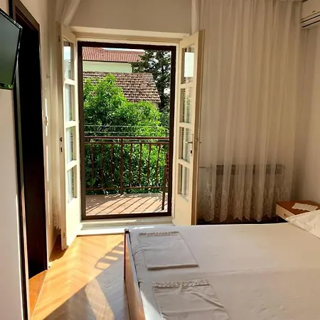 Obradovic & ゲストハウス